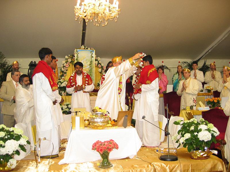 MaharajaGarlanding.jpg - MERU, the Netherlands: Inaugurating the celebrations in MERU, Maharaja Adhiraj Rajaraam, first ruler of the Global Country of World Peace, honours all Maharishi Vedic Pundits.
