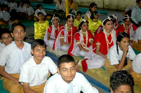 students.jpg - Bhopal, India: Thousands of students in India practise the Transcendental Meditation Programme as part of their education.  Students in Bhopal enjoy the Guru Purnima Celebrations.
