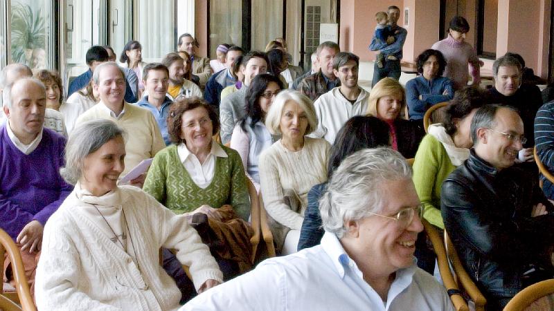 11.jpg - One can see the happy and warm connection between course participants and their Raja who visited them in person on the last day of the course.