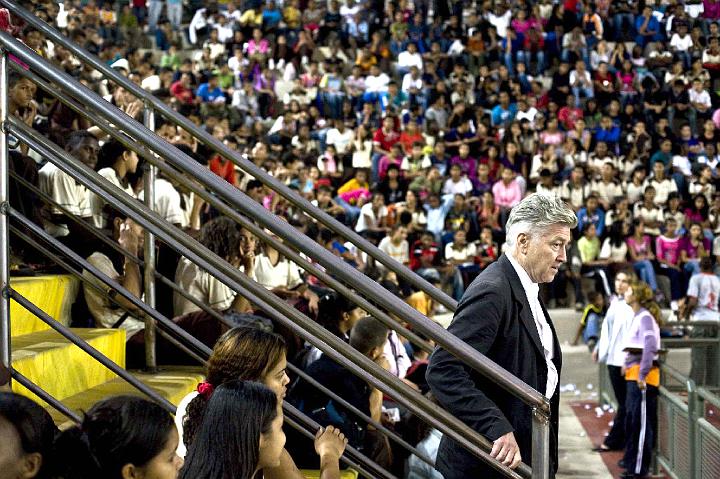 IMG_8370.jpg - Earlier this week in Brazil, a group of 3,500 meditating students assembled in their school gymnasium to honour Dr David Lynch and Donovan, and to express their gratitude for the gift of Transcendental Meditation