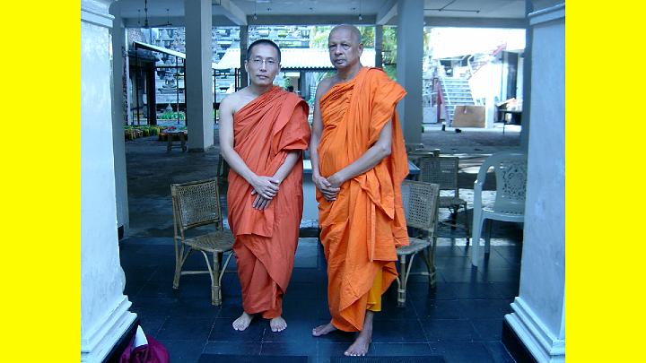 001Podhihamudoramu.jpg - Reverend Koji Oshima is seen here with Bodhi Hamu  Ramu, a saint at a temple in Sri Lanka who had spent time with Maharishi in the past. Maharishi told Reverend Oshima that wherever he went, ?to receive the blessing from saints?, and that this would be the secret of his success.