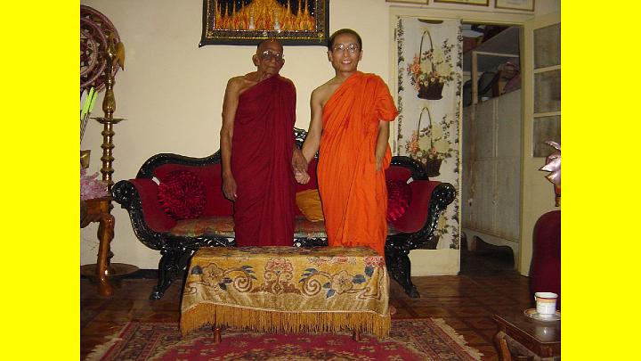 002Shankara-Raamaniya-nikarya.JPG - There are three streams of Buddhism in Sri Lanka: one is called ?Ramanya Nikiya?. This photo shows Reverend Oshima with the Shankara of that school, Shankara-Raamaniya Nikarya.