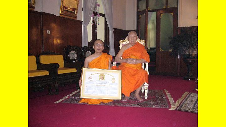 025somudebudhacharaya.jpg - After more than 1,000 monks had been taught in Thailand, inspired by Reverend Oshima, Maharishi wanted him to honour his achievement by a Maharishi University of World Peace Doctorate for all that he had done. Maharishi invited the Shankara, the highest monk in Thailand, seen here, to confer the Doctorate of World Peace degree on Reverend Oshima.