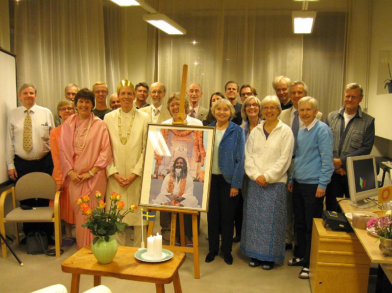 IMG_0166.jpg - Raja Bruce Plaut and his wife Kim, mother of the Domain, met with members of the Maharishi Invincibility Centre in Stockholm on their recent four-day trip to Sweden. The new Centre is in a beautiful area of Stockholm just south of the downtown area, and has both an east and a north entrance.