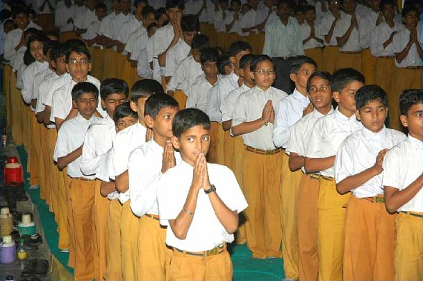 45.jpg - Enthusiastic students from one of the many brainwave mapping presentations made at Maharihsi Vidya Mandir schools of India. Students practise the Transcendental Meditation Programme as part of their Maharishi Consciousness-Based Education.
