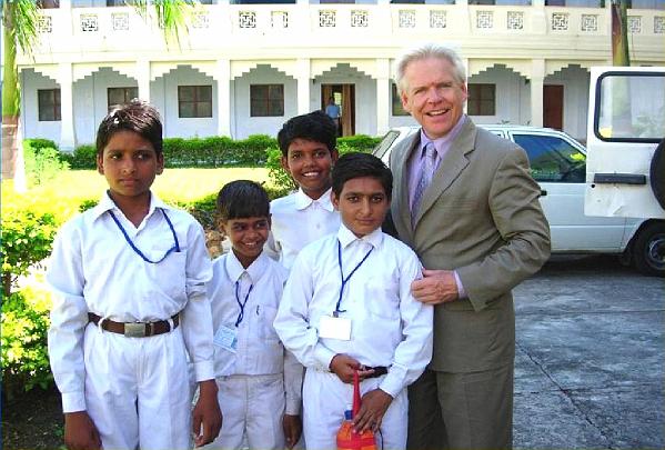 51.jpg - Dr Alarik Arenander with enthusiastic students at Maharishi Centre for Educational Excellence in Bhopal, India.