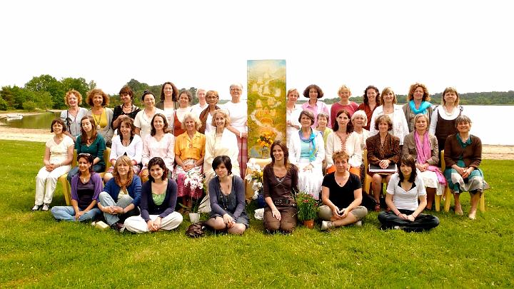 FM02.jpg - 7 May 2009  Dr Susie Dillbeck, Mother of the Domain of France with the ladies of the World Peace Assembly in France. On the right of the Holy Tradition picture is Dr Maria  ****  Director of Maharishi Jyotish and Yagya.