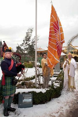 pastedGraphic.jpg - As bagpipes play, Rajaraam raises the flag of the Global Country of World Peace in honour of Maharishi's Second Year of Invincibility - Global Raam Raj.