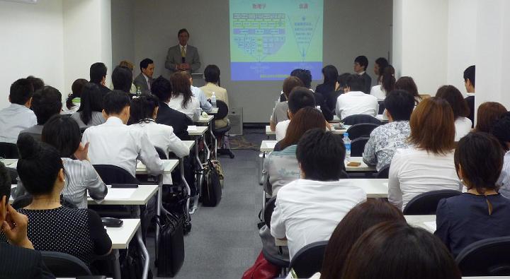 071.jpg - A lecture on Transcendental Meditation for business leaders in Tokyo was organized by a man who had enjoyed such relief from the stressful atmosphere in Japanese industry that he assembled a very enthusiastic audience consisting of everyone he could think of.