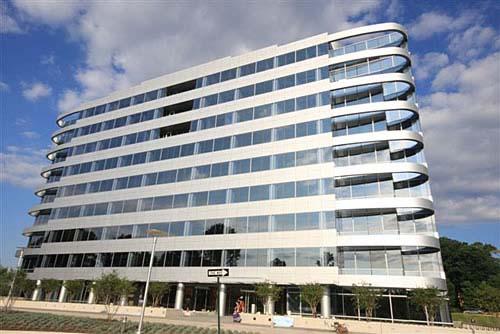 2008_08_22_photo01_large.jpg - USA: Tower II, an office and hotel complex in Rockville is the first ground-up office building in the Washington area to win a platinum rating by the US Green Building Council.