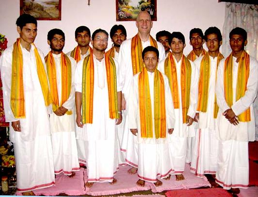 014.JPG - Maharishi Vedic Pandits from Nepal will help to create invincibility for the nation. In the centre is a Purusha member.