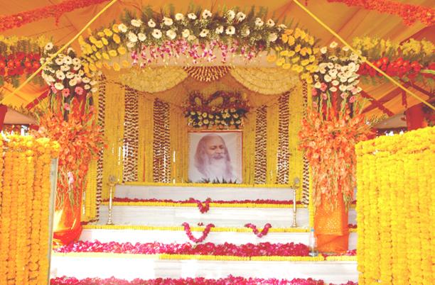 IntSamSmarakMaharishi.jpeg - The flower-decked Samadhi Sthal where the ceremonies were held in Allahabad, India.