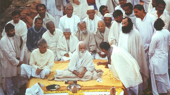 Slide33.jpg - At the Maha Kumbh of 1989, Maharish met with Vedic Pandits and leaders and performed an auspicious ceremony in the original foundation of the Maharishi Samadhi Smarak now under construction.