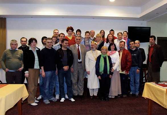 05-Family-chat-is-over.jpg - Group photo of the weekend course participants.  The participants enjoyed seeing how Raja Felix conducts his lively, spontaneous presentations with the Maharishi Global Family Chat while he is travelling.