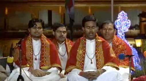 Picture-4.jpg - Maharishi Vedic Pandits, with Ashish Sankrityayan, concluded the concert with the performance of special Vedic recitations for world peace.