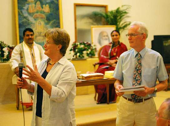 09-Vedic-Experts.jpg - Stephen and Anne Warren, hosting the course participants, express their joy over their children beginning the Transcendental Meditation Sidhis Programme and talk about a fulfilling 30 years as members of Maharishi European Sidhaland.