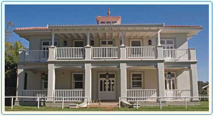 32_South-Africa_05.jpg - In the East, facing the Indian Ocean in Durban, Bev Voogt?s Centre at her Vastu home.