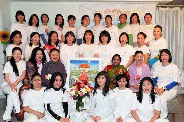 01_Mongolia_06.jpg - Mongolia: The ladies? group on their Yogic Flying residence course.