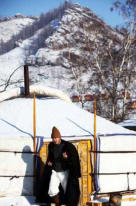 01_Mongolia_09.jpg - Mongolia: The housing used for courses in Mongolia are traditional yurts. Mongolians maintain a close tie to nature and cultural tradition.