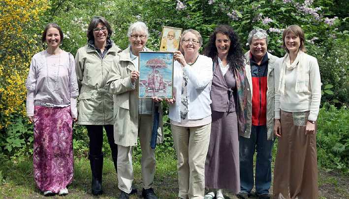 24_Denmark_01.jpg - A Global Mother Divine Organization one day course was held in the beautiful forest and lake area of Denmark?s Virklund,  Jutland. Eva Bergmann (third from right) completed training in Maharishi Light Therapy with Gems and has given many treatments.