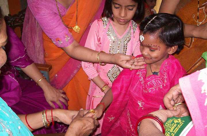 02_India_07.jpg - The traditional celebration honouring young people included presentations of festive dresses and silver jewelry.