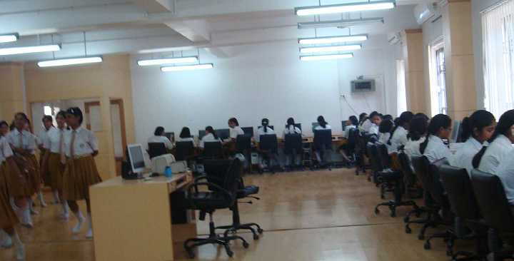 02_India_17.jpg - Computer class at a Consciousness-Based school in Kolkata.
