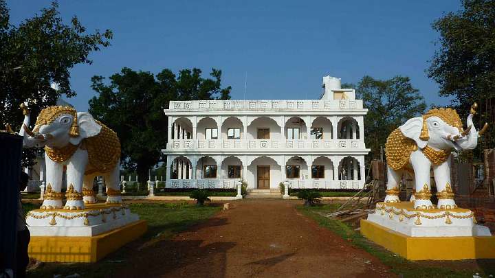 002.jpg - The new east entrance to the Raja?s residence in the Brahmasthan of India at the Global Captial of World Peace.