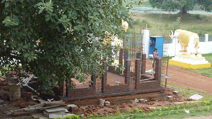 029.jpg - Construction of a small mandap (hall for performance of Maharishi?s Vedic technologies) at the Raja?s residence.