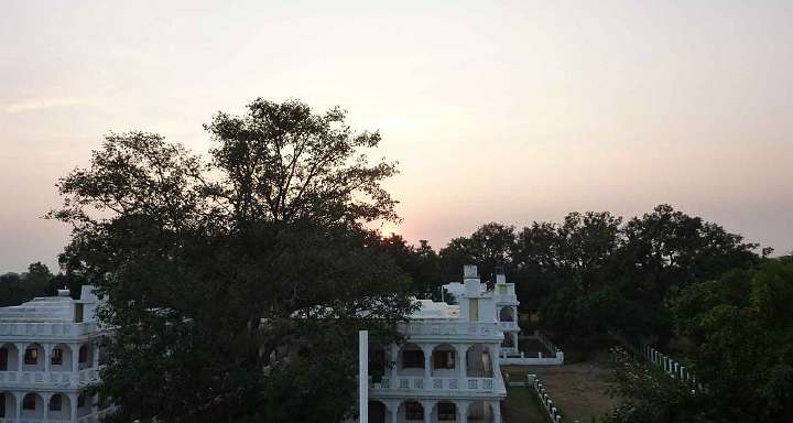084.jpg - Sunset view over the Raja?s residence in the Brahmasthan of India shows roof top solar energy panels.