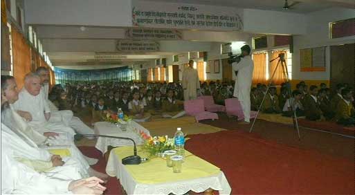 Bhopal-celebration.jpg - A campus-wide celebration took place during the visit in Bhopal at the Maharishi Vidya Mandir School.