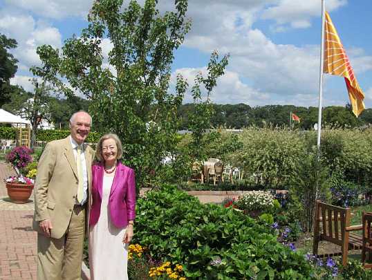 01-JoeBreda-flag.jpg - Joe Hayden, Ireland National Director of the Global Country of World Peace, and his wife Breda.