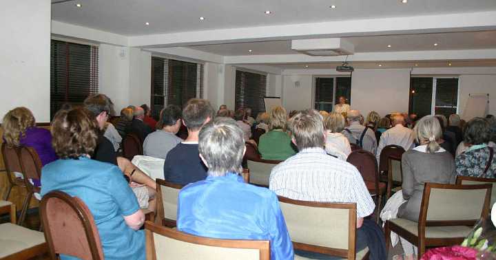 22e-evening-meeting.jpg - Dr Bevan Morris, Prime Minister of the Global Country of World Peace,  also travelled to Dublin, where he discussed the perpetuation of Maharishi's knowledge and programmes around the world. Everyone in the gathering of 110 was deeply uplifted and inspired by the presentation.