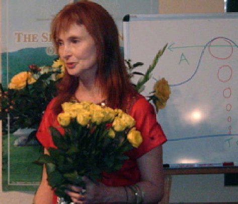 05.jpg - Dr Vicki Broome receives flowers at the end of a course. Dr Richard and Dr Vicki Broome have been teaching Transcendental Meditation to over 300 people every year. Since a recent radio interview they have had many interviews to speak atassociations and groups.