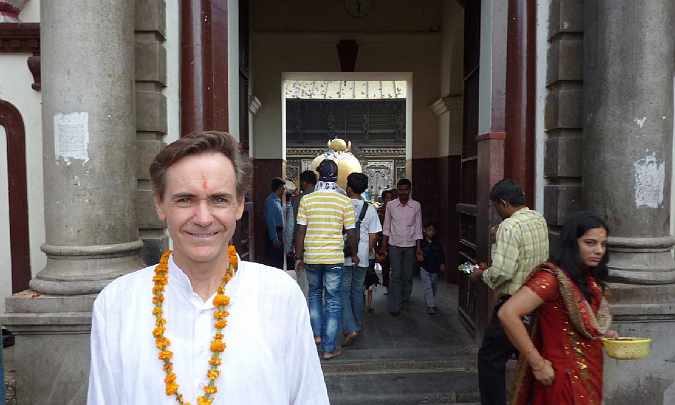 27.jpg - Dr Peter Swan at entrance to Pashupatinath temple.