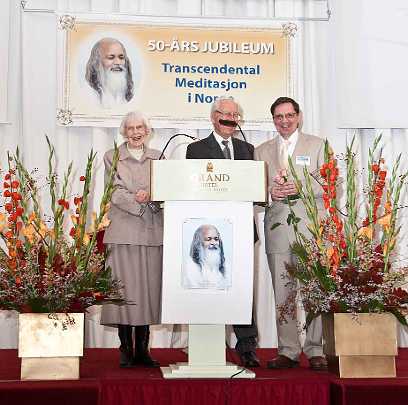 3.jpg - 25 November 201025 November 2010The 50-year celebration began with honouring two long-time Teachers of Transcendental Meditation who had built up the Movement in Norway in the beginning days. The celebration was held in the same elegant hotel where Maharishi had come for his first visit, and is also the same location where the Nobel Peace Prize is awarded each year.