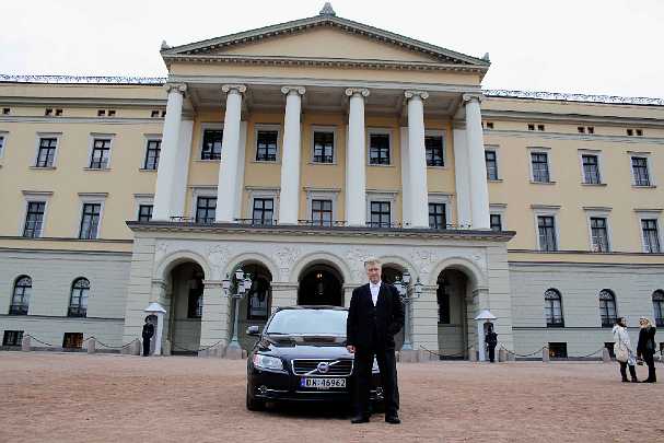 IMG_0446.jpg - 25 November 2010Dr Lynch outside the Royal Palace before his meeting with the Crown Prince and Princess of Norway