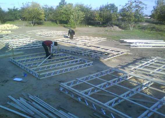 Slide08.jpg - The building method is simple enough that untrained workers and the families owning the house can participate. The frames for a house can be constructed in one or two days.