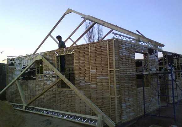 Slide16.jpg - In three or four days all the walls were filled and the roof could be started.