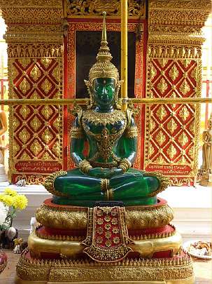 GFC-Thailand-(02).jpg - An exquisite statue of Lord Buddha offers an example of the great ancient tradition in Thailand. Solid gold is used.