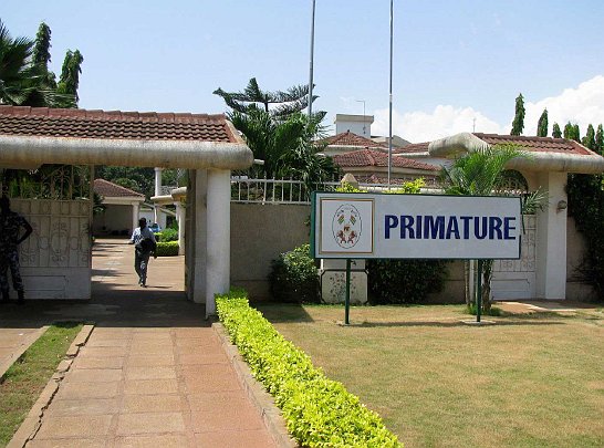 06-Primature-f.jpg - Dr Deans approached the Togolese governement offices as he starts his rounds of appointments presenting Consciousness-Based Education.