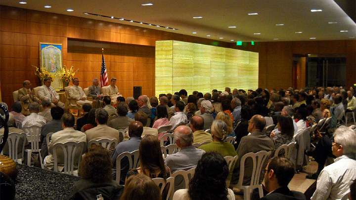 05-DC2.jpg - Maharaja Adhiraj Rajaraam together with Prime Minister Dr Bevan Morris gave a memorable and deeply inspiring presentation to 170 people from the Washington DC area in a beautiful business Vastu building.