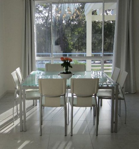 avastu12.jpg - The light-filled dining area affords views into the surrounding forest.