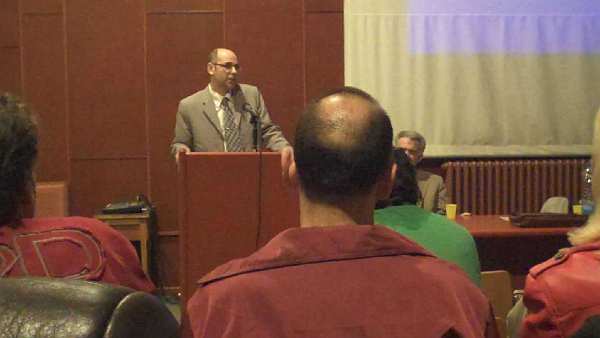 14-997138240.jpg - Dejan Berbatovic arranged a public lecture during Raja Felix?s trip to Noriswain, Serbia.