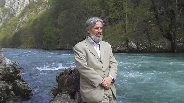 34-2507088960.jpg - Raja Felix stops by this peaceful river on the way to Banja Luka in the northern part of Bosnia.