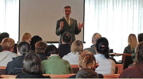 45-DSC_3455.jpg - Dr Andre Rus speaking to the course participants on the weekend course.