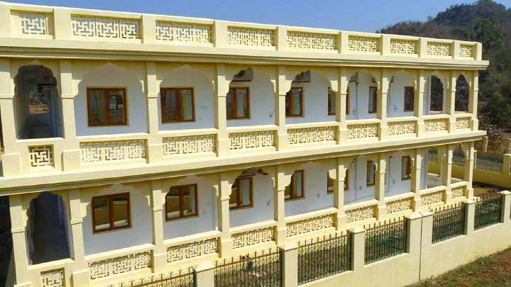 38_building.jpg - Guests to the Brahmasthan of India enjoy beautifully appointed suites with western style facilities.