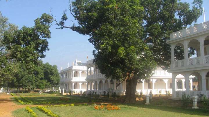 42_building.jpg - The guest centre of the Brahmasthan of India encourages practitioners of Transcendental Meditation and the Transcendental Meditation Sidhi Programme to attend a course and ?enjoy the spiritual atmosphere, delicious food, and beautiful walks in this oasis of Vedic Civilization.?
