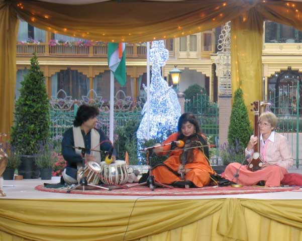 Picture-4-2.jpg - The Maharishi Gandharva Veda Festival for World Peace featured a performance by Madhuri Chattopadhya (centre) on Violin and Satish Bhatacharya (left) on Tabla, along with a volunteer and member of the Global Country of world Peace on Tanpura.