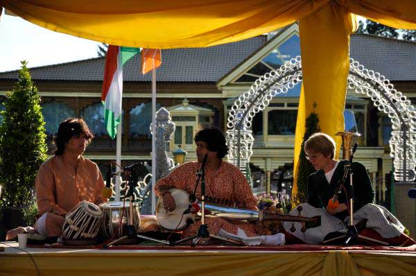 concert1.jpg - The Maharishi  Gandharva Veda Festival for World Peace featured a performance by Ranajit Sengupta (centre) on Sarod and Satish Bhatacharya (left) on Tabla.  A volunteer and member of the Global Country of world Peace played Tanpura for the concert.