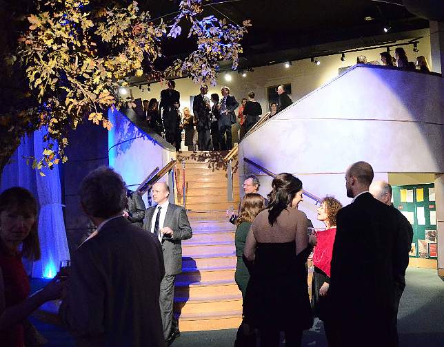27-DLF.jpg - Guests enjoy intermission.